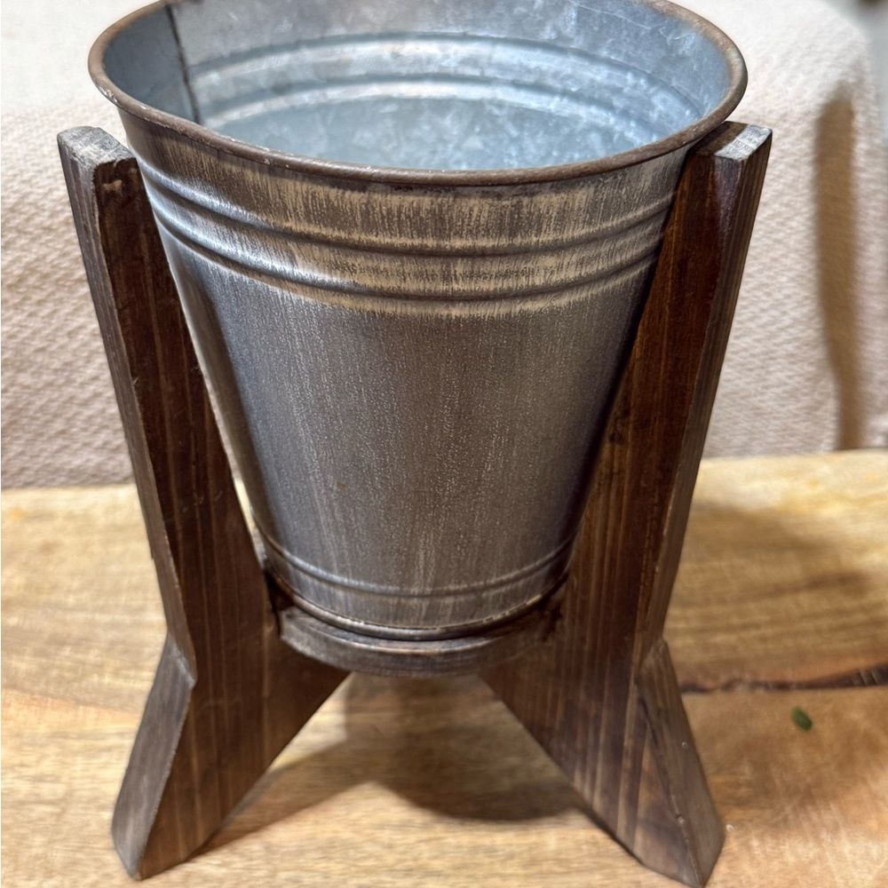 Farmhouse-style Planter - Picture 3 of 4